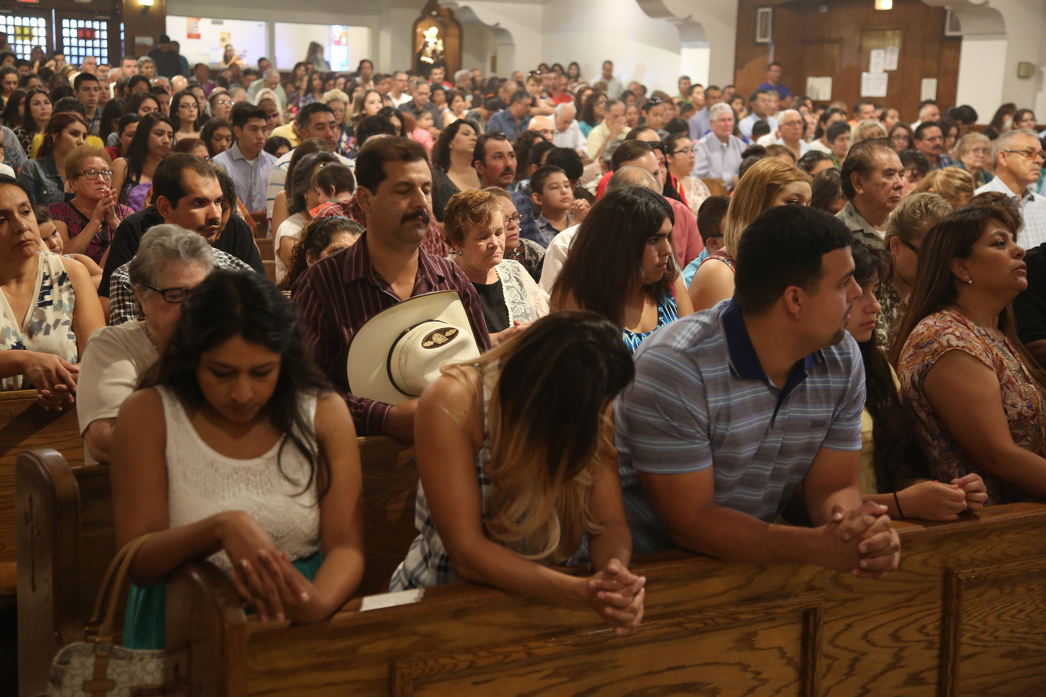 23CATHOLICS5-superJumbo photo latino parents